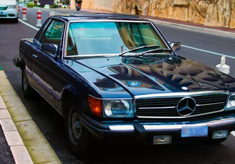 Un bătrân nu s-a putut despărți de un Mercedes SL 350, iar după ce l-a vândut cu 21.000 de euro s-a dus să îl fure de Crăciun