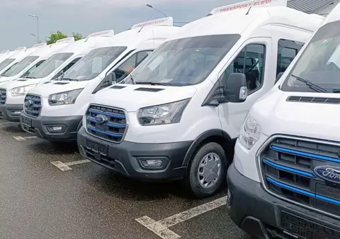 Același model de microbuz electric, vândut cu sume între 99.000 și 263.000 de euro, în funcție de județ. Ministrul Dragoș Pîslaru sesizează Parchetul European