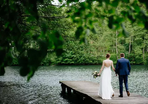 Patru pescari români au stricat o nuntă la care s-au dus neinvitați, pe malul lacului unde veniseră să prindă pește