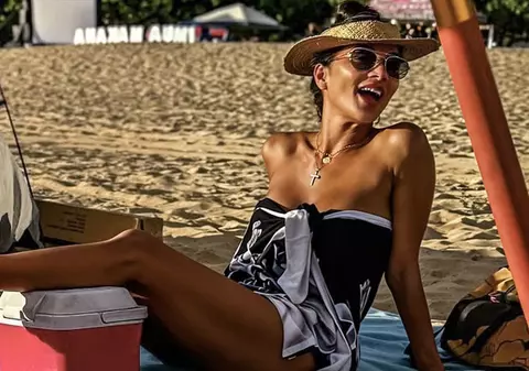 O filmare cu Nicole Scherzinger în costum de baie se putea termina prost. Virală pe internet după ce s-a împiedicat în apă