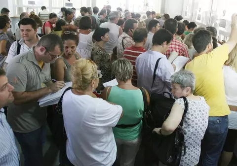 Amenzi uriașe pentru cine este nepoliticos la ghișeu cu funcționarii publici. Proiectul UDMR, depus la Senat