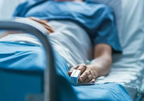 O tânără operată la spitalul din Sinaia a murit după câteva săptămâni la Fundeni, unde a ajuns în stare critică. Cum se apără medicii