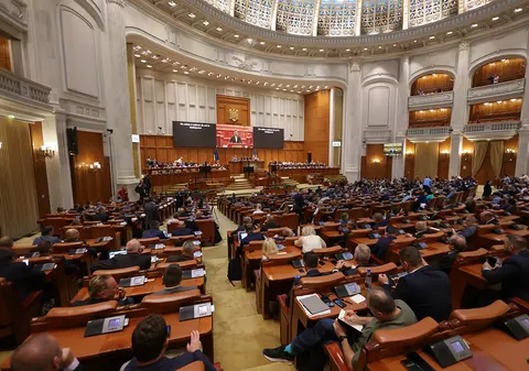 Peste 200 de parlamentari români încasează lunar câte 35.000 de lei cash. Trebuie să prezinte acte justificative pentru doar jumătate din sumă