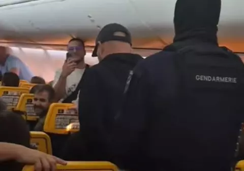 Petrecere de burlaci pe un zbor Ryanair, finalizată cu aterizare de urgență și arestări în Franța