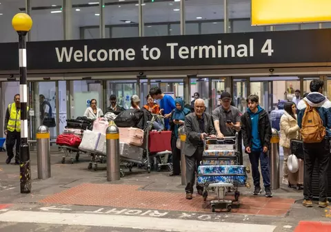 Un terminal al aeroportului londonez Heathrow a fost evacuat și ulterior închis din cauza unui „posibil incident cu materiale periculoase” 