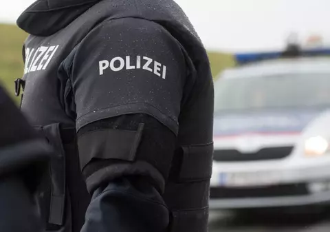 Un român a fost oprit de poliție pe o autostradă din Austria și dus imediat la secție: ce ascundea în duba pe care o conducea