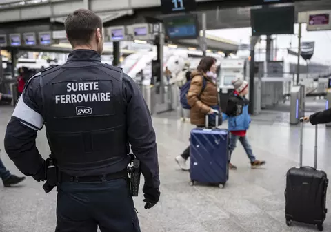 Bărbat prins cu bijuterii de 10 milioane de euro ascunse în lenjeria intimă, la Paris: „O șosetă plină: colier, cercei, inel și un Rolex!”