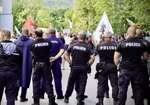 Naționaliști bulgari cu steaguri rusești au atacat o mașină în care au crezut că se află Ursula von der Leyen | VIDEO