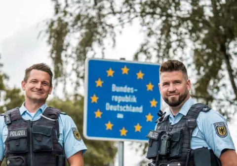 Un adolescent și-a reclamat părinții la poliție din cauză că l-au pus să-și facă ordine în cameră, în Germania