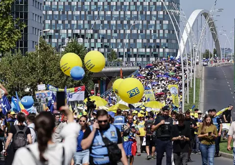 Peste 15.000 de oameni care participă la protestul profesorilor se îndreaptă spre Cotroceni, pentru că Daniel David i-a ignorat
