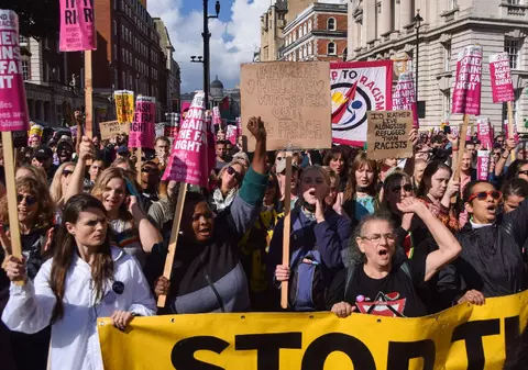 Condiții mai dificile pentru românii care vor să se stabilească în Marea Britanie: „Să contribuie la societate pentru a rămâne”