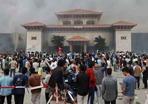 Parlamentul din Nepal a fost incendiat de către protestatari după demisia premierului