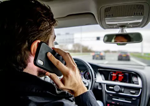 Zeci de mii de șoferi amendați cu 430 de euro pentru că au folosit telefonul la volan