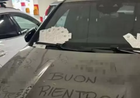 „Șoferul deștept de Mercedes” care și-a lăsat mașina în parcarea greșită, când a plecat o lună în vacanță, a găsit parbrizul plin de amenzi