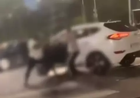 Străin din Burundi, bătut în București după un scandal în trafic. Doi polițiști în civil au intervenit să-l apere