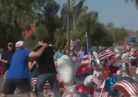 Un tânăr de 19 ani, bătut și arestat după ce a vandalizat memorialul dedicat lui Charlie Kirk