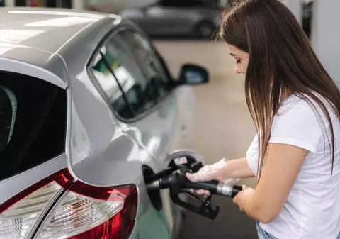 Gen Z rămâne fără combustibil în mașini pentru că tinerilor le e frică să le alimenteze