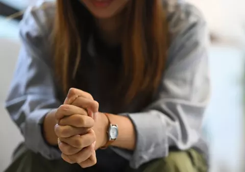 Muncesc, dar nu reușesc să se desprindă de părinți. Tinerii români, printre cei mai vulnerabili din Europa, arată un sondaj