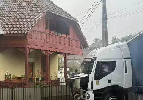 Șosea blocată pe Valea Oltului, în zona Bujoreni, de un accident între două TIR-uri