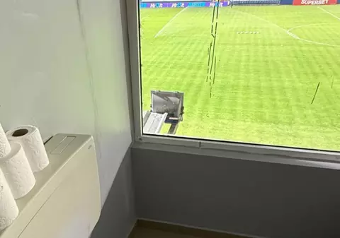 Stadionul din Clinceni are toaletă cu fereastră uriașă spre teren, în loja oaspeților. Aici se joacă meciuri din Superligă