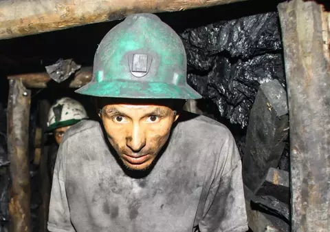 Orașul izolat din munți, supranumit „Paradisul Diavolului”, unde oamenii muncesc până la moarte