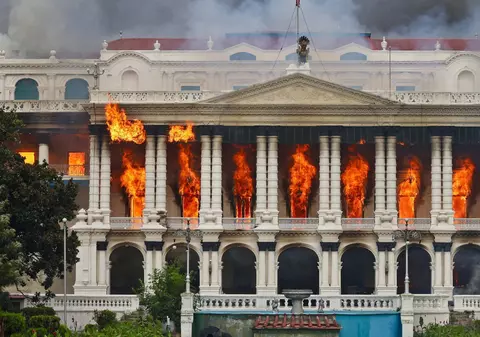 Nepalul, incendiat: Premierul se salvează în ultimul moment, un ministru sare în râu, iar soția unui fost premier moare din cauza arsurilor. Armata a preluat controlul
