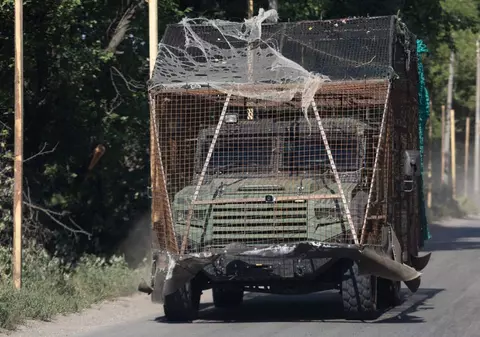 Plase, țepușe anti-drone și cuști din fier: cum s-au transformat tancurile din epoca sovietică ale Rusiei și Ucrainei de la începutul războiului