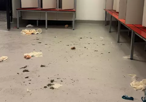 Jucătorii lui Edi Iordănescu au spart ușa vestiarului și au lăsat mormane de gunoi în urmă, după eșecul de la Cracovia: „Nicio scuză”