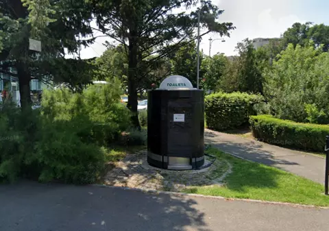 Firma care a făcut mai mulți bani decât Coca-Cola, dar de care nu știe nimeni: are sediul principal într-o toaletă publică din București