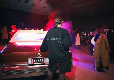 IQOS rescrie conversația în modă. O nouă creație IQOS x ALMAZ, la Bucharest Fashion Week