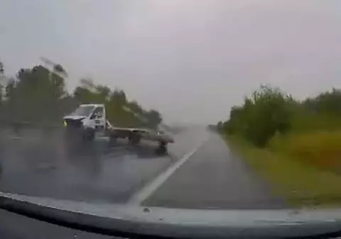Cu peste 100 km/h, pe o ploaie torențială, pe A1, o camionetă a început „să danseze” pe șosea: „Ce noroc ai avut, nene!”