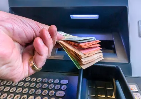 Un angajat cu salariu de 480 de euro a primit 330 de salarii în cont, din greșeală, nu s-a mai dus la muncă și a rămas cu banii, în Chile