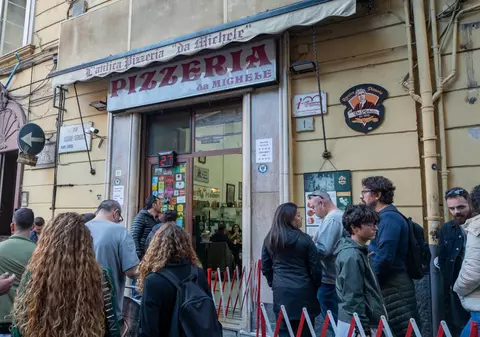 Trucul pe care turiștii l-au descoperit pentru a evita coada de zeci de persoane la cea mai cunoscută pizzerie din Napoli