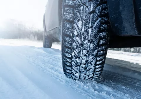 Limita de temperatură la care șoferii ar trebui să facă trecerea la anvelopele de iarnă