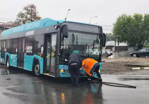 Un autobuz din Galați a rămas înțepenit în nămol, lângă mall