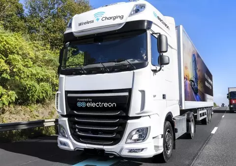 Țara din Europa care a inaugurat prima porțiune de autostradă electrică: mașinile sunt încărcate în mers