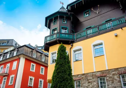 Orașul din Europa poreclit „Monte Carlo al Alpilor”: este celebru pentru băile termale și depozitele de aur și argint