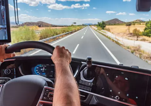 2.500 de euro pentru tineri până în 35 de ani, inclusiv români. Italia oferă bani celor care vor să fie șoferi de camion