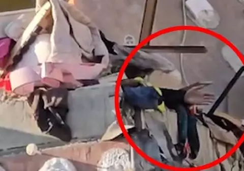 Prins sub dărâmături, un supraviețuitor din Rahova a cerut ajutorul salvatorilor VIDEO