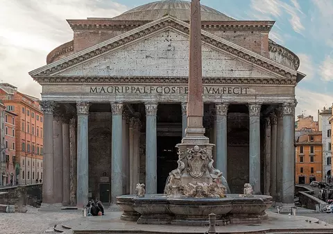 Un turist care vizita Roma alături de fiica sa a căzut de pe zidul Panteonului și a murit pe loc