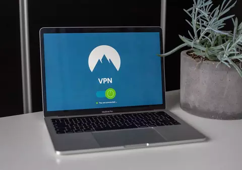Beneficiile unui VPN dedicat față de un VPN comercial standard