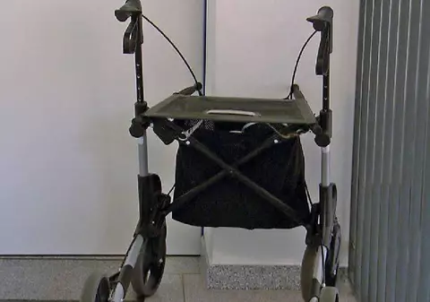 Un bărbat care simula că merge cu un cadru și că are incontinență urinară a fraudat statul cu 370.000 de euro, în Austria