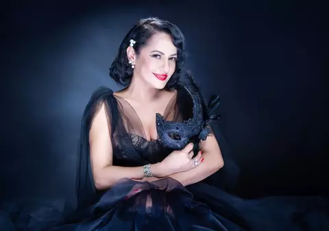 Carmen Trandafir a lansat un nou album, „Măști”: „Întorci clepsidra și-ți scrii povestea de la început”