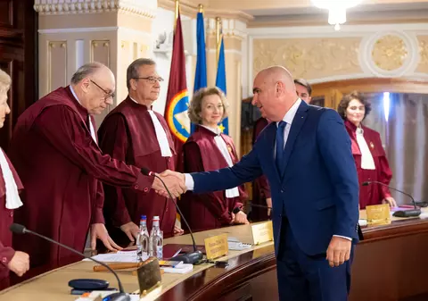 Bun-venit în economia farselor!