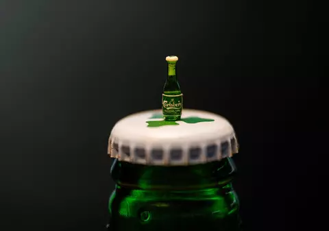 Cea mai mică sticlă de bere din lume este cât o boabă de orez și are doar o picătură de bere fără alcool