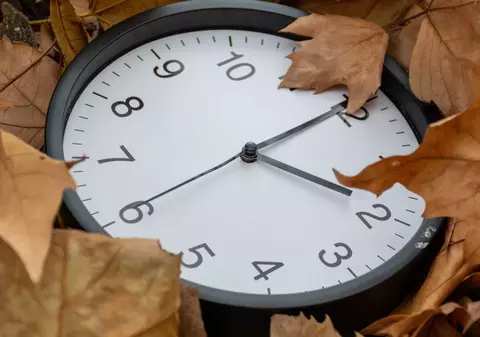 Trecerea la ora de iarnă 2025 se apropie, iar oamenii nu vor asta. Anul în care am putea renunța la schimbarea orei