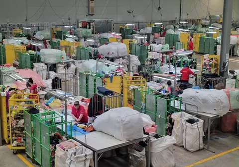 Am văzut cum se reciclează hainele secondhand în cel mai mare centru de sortare din Europa de Est, deschis în Bulgaria. Manager: „În fabrica noastră lucrează aproape numai femei”