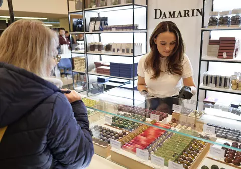 Chocolate Saga 2025: festivalul care sparge toate regulile la Biblioteca Națională. Ciocolată cu vin roșu, parfumuri de lux și praline cu ardei iute