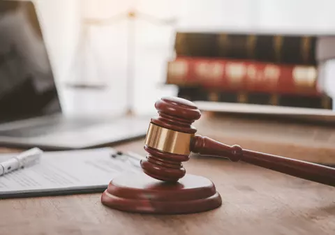 O bătaie de o violență rară între români a ajuns să zguduie justiția din Elveția