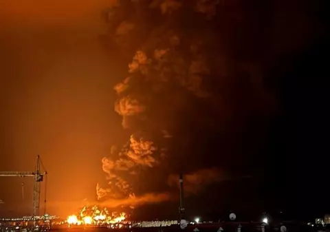 „Cel puțin 5 rezervoare” - Dronele ucrainene au provocat un incendiu masiv la cel mai mare terminal petrolier al Rusiei din Crimeea ocupată